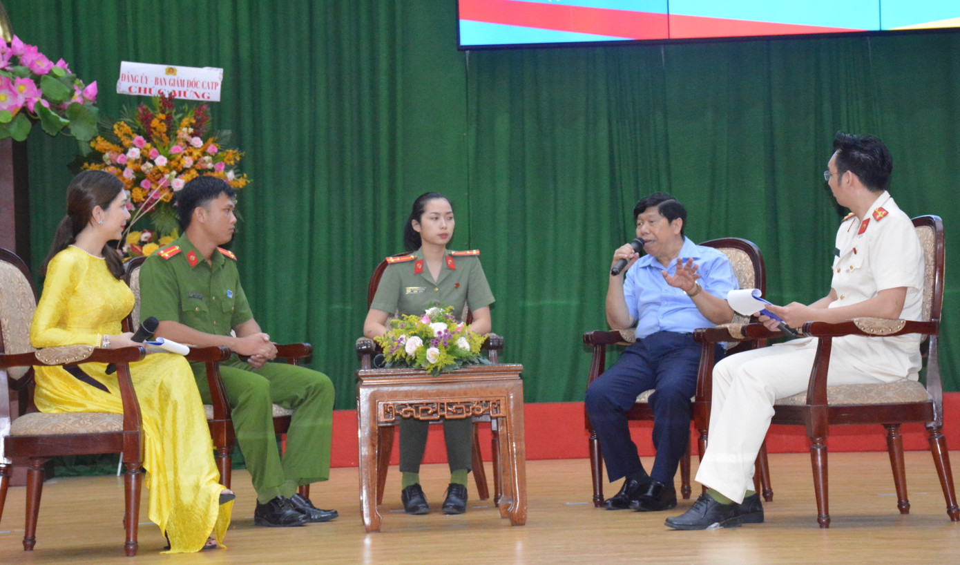 Công an TPHCM tuyên dương 26 cán bộ Đoàn tiêu biểu ảnh 2