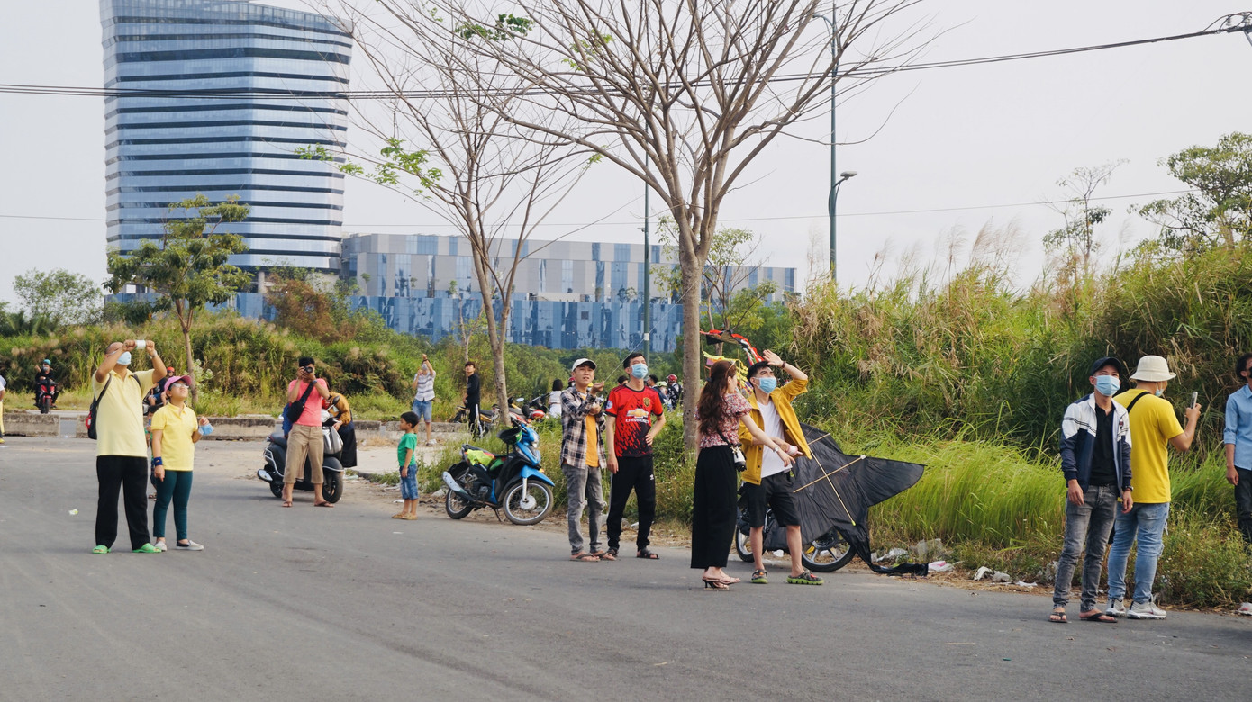 Bạn trẻ Sài Gòn thả diều, 'xin một vé' trở về tuổi thơ ảnh 14
