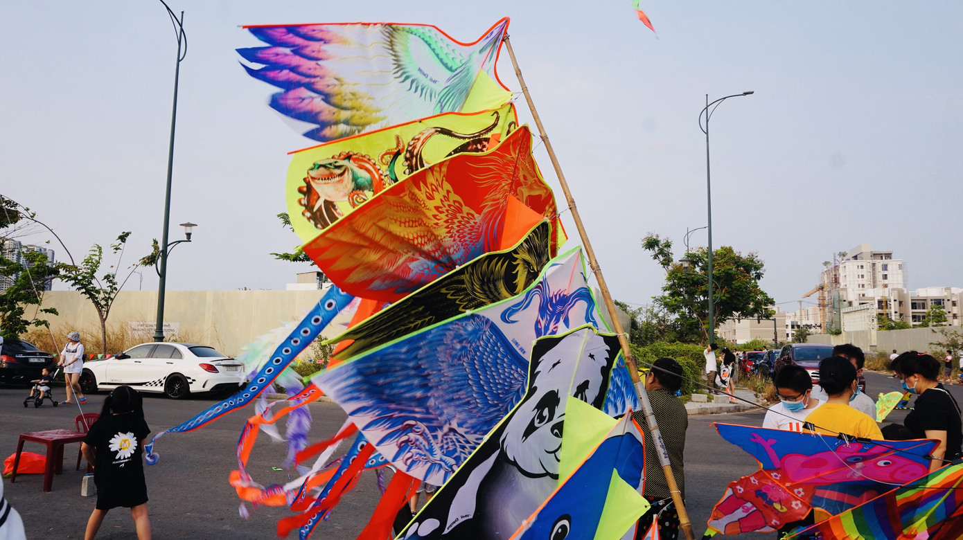 Bạn trẻ Sài Gòn thả diều, 'xin một vé' trở về tuổi thơ ảnh 2