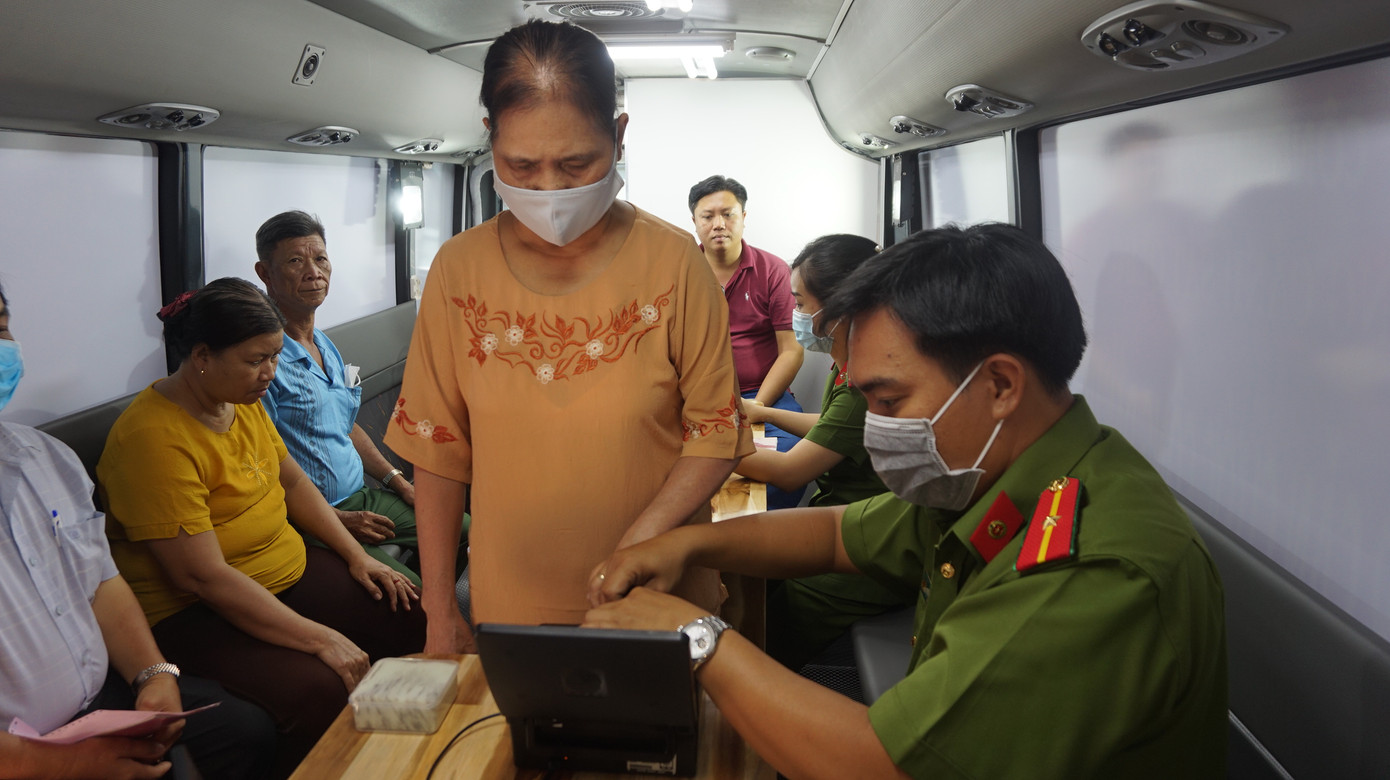Trên xe được trang bị bố trí ghế ngồi chờ cho người dân. Cận cảnh ô tô chuyên dụng lưu động cấp Căn cước công dân có gắn chip ảnh 9