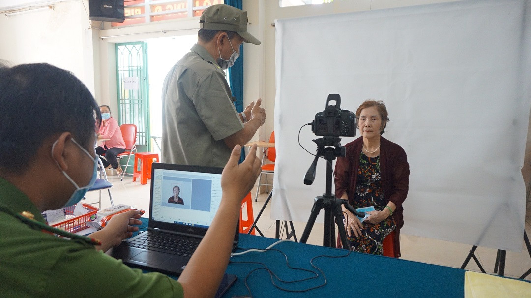 Công an TPHCM cấp gần 100.000 căn cước gắn chip mỗi ngày ảnh 13