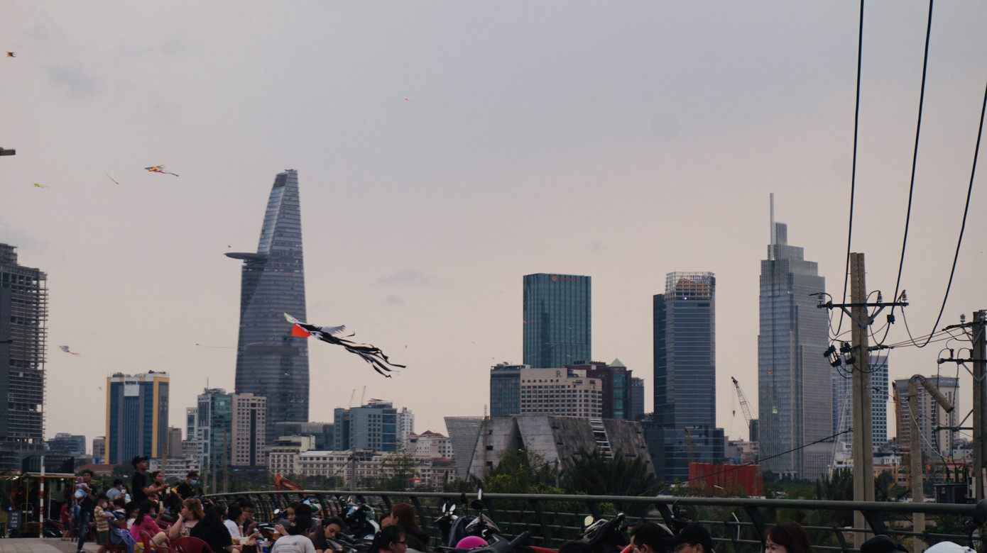 Bạn trẻ Sài Gòn thả diều, 'xin một vé' trở về tuổi thơ ảnh 11