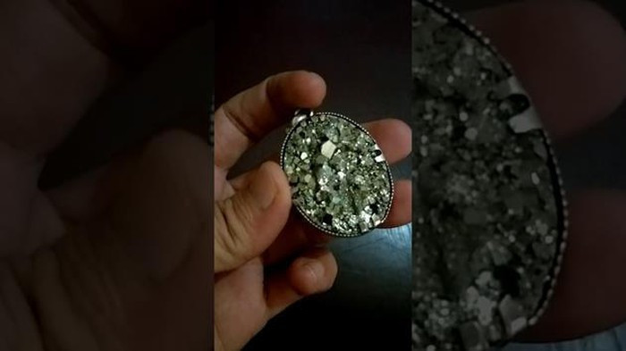 Hòn đá giá trăm tỷ/gam, không chứa vàng hay kim cương lại xấu xí khó tả ảnh 1