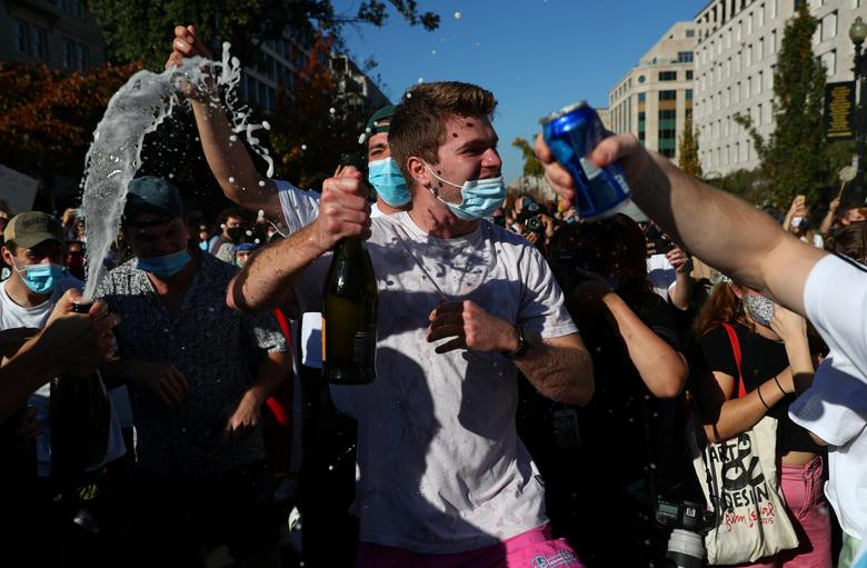 Người Mỹ xuống phố ăn mừng ông Biden đắc cử tổng thống ảnh 12