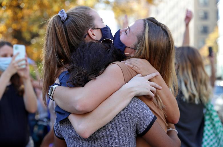 Người Mỹ xuống phố ăn mừng ông Biden đắc cử tổng thống ảnh 9