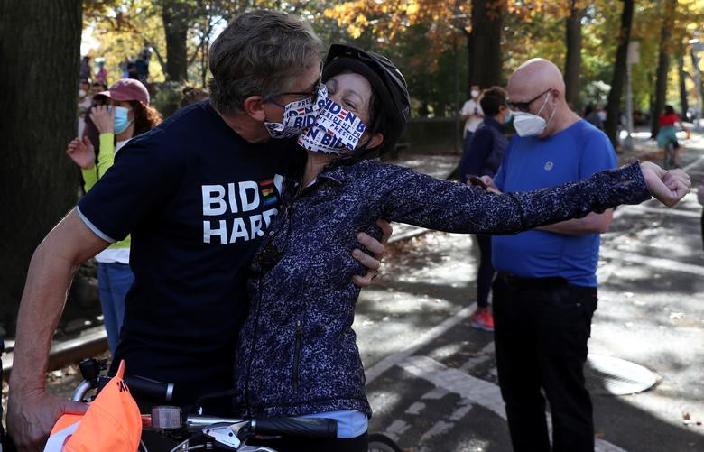 Người Mỹ xuống phố ăn mừng ông Biden đắc cử tổng thống ảnh 14