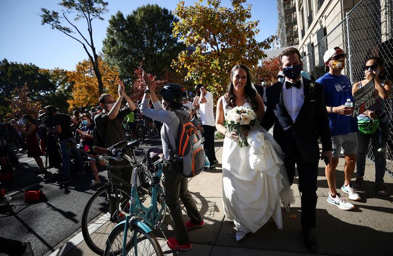 Người Mỹ xuống phố ăn mừng ông Biden đắc cử tổng thống ảnh 15