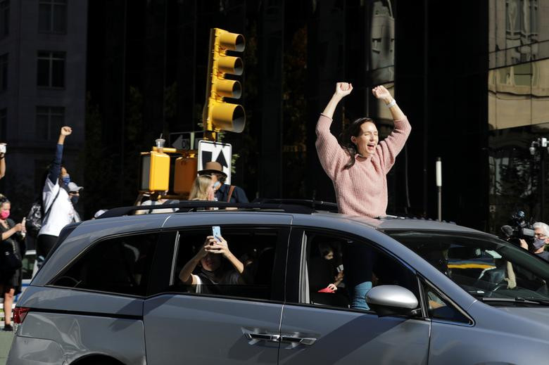 Người Mỹ xuống phố ăn mừng ông Biden đắc cử tổng thống ảnh 13