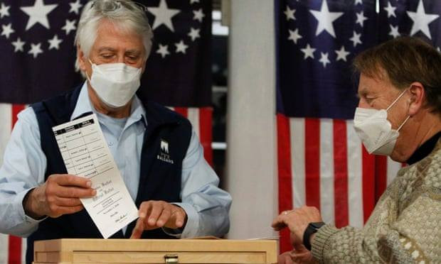 Hai ông Trump - Biden chia nhau chiến thắng ở 2 điểm bỏ phiếu đầu tiên ảnh 1