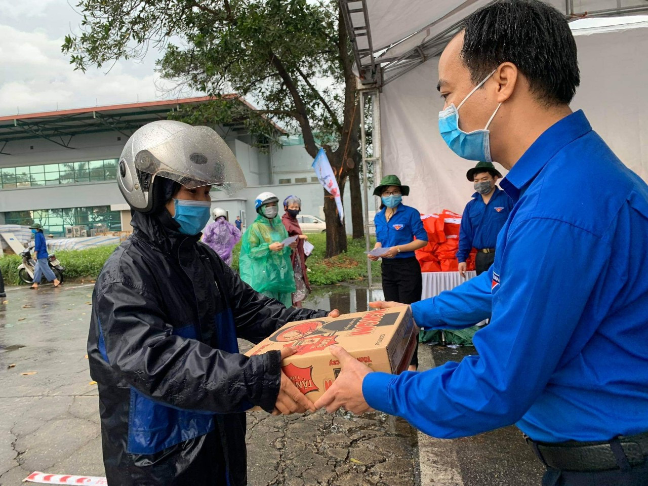 Công nhân đội mưa nhận gạo, nhu yếu phẩm từ gian hàng 'San sẻ yêu thương' ảnh 2