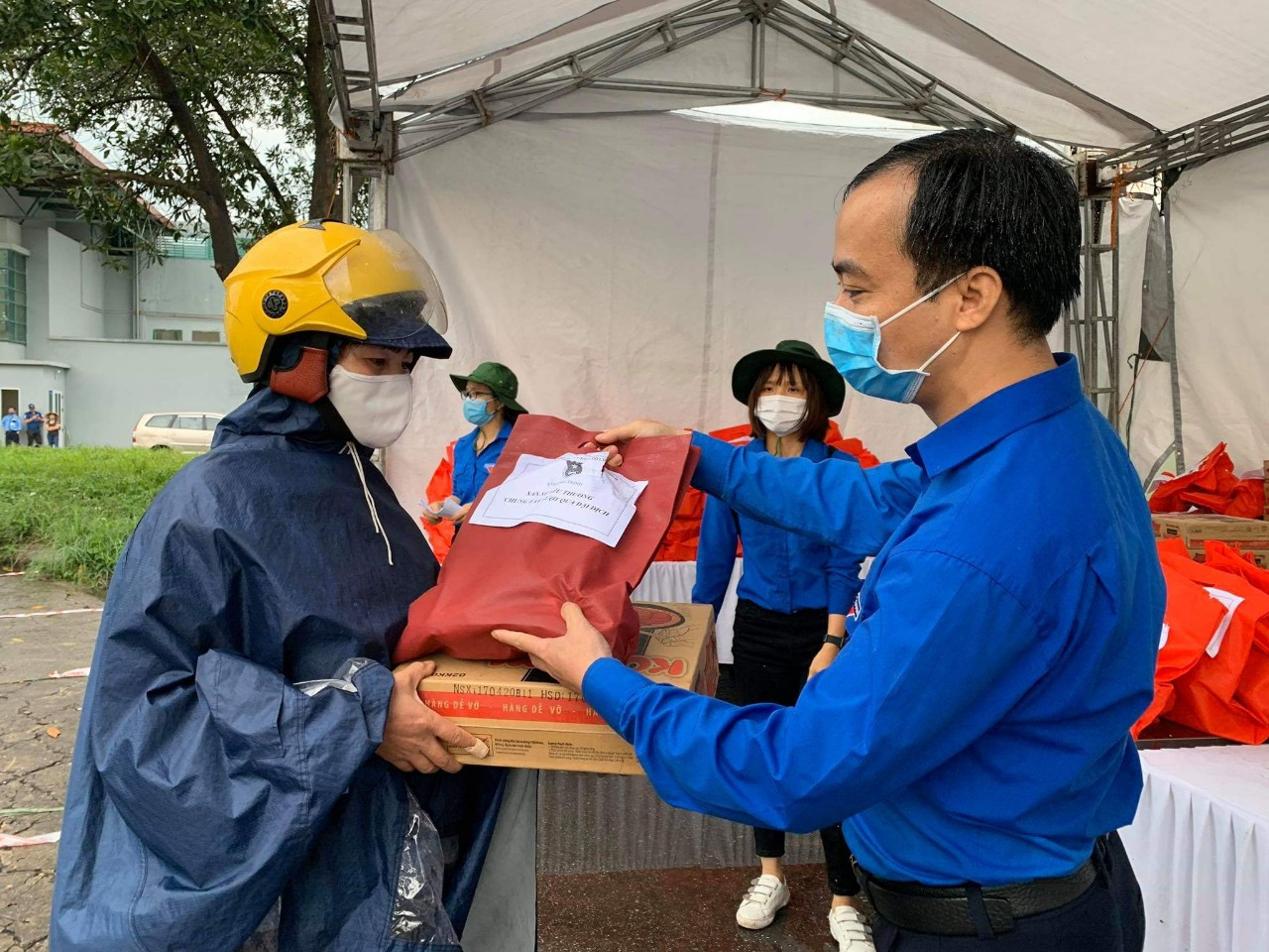 Công nhân đội mưa nhận gạo, nhu yếu phẩm từ gian hàng 'San sẻ yêu thương' ảnh 3