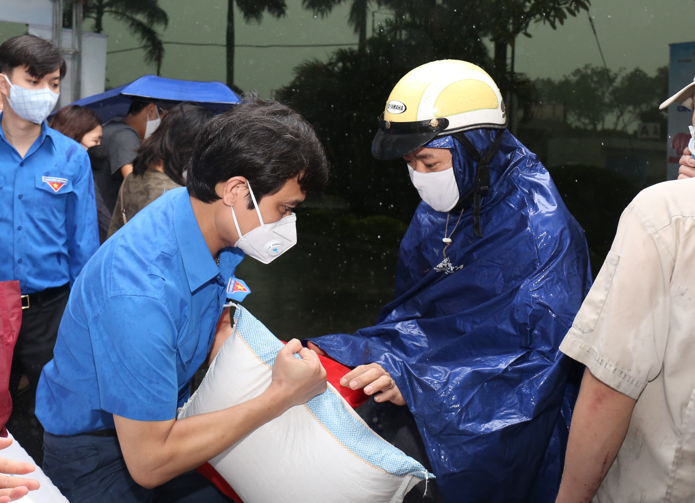 Công nhân đội mưa nhận gạo, nhu yếu phẩm từ gian hàng 'San sẻ yêu thương' ảnh 1