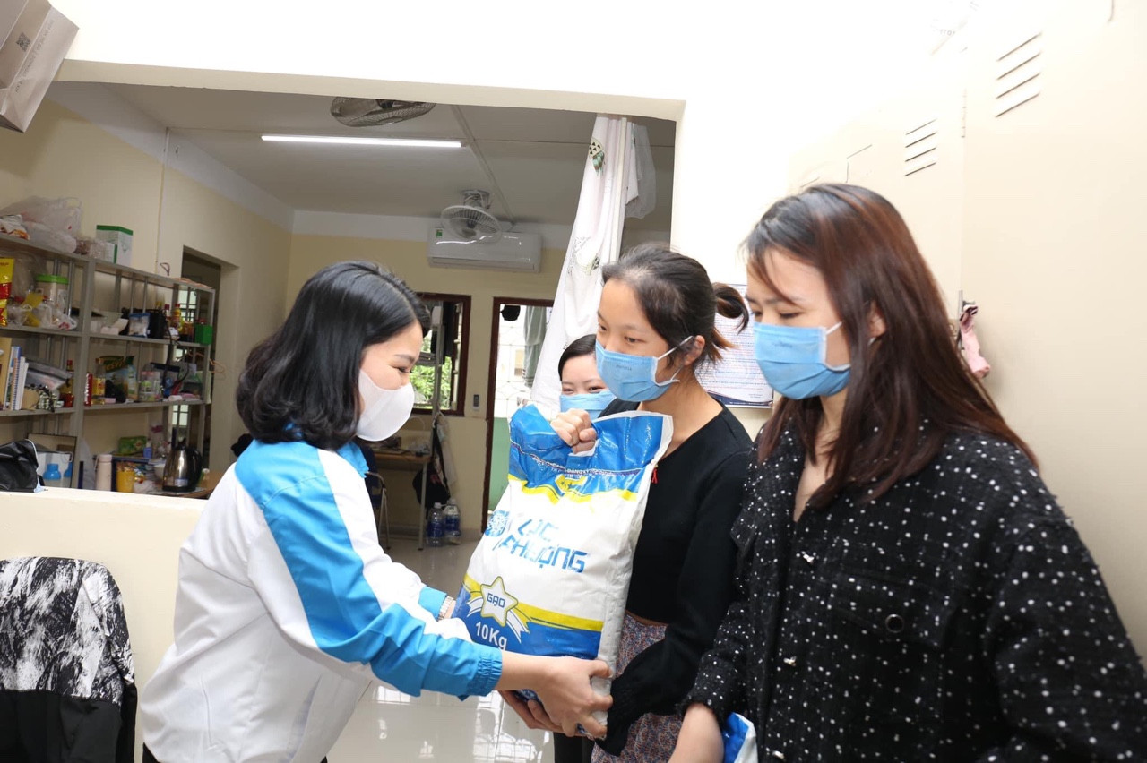 15 tấn gạo ‘san sẻ yêu thương’ với sinh viên có hoàn cảnh khó khăn ảnh 3