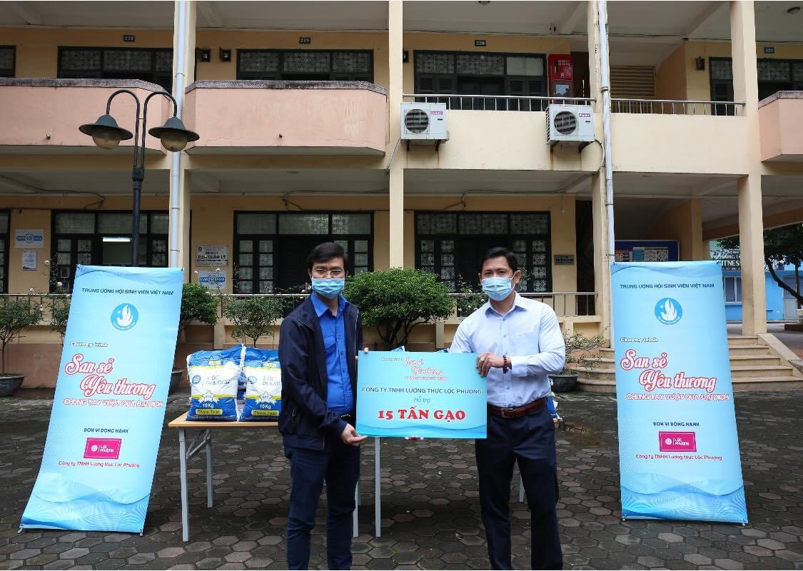 15 tấn gạo ‘san sẻ yêu thương’ với sinh viên có hoàn cảnh khó khăn ảnh 1
