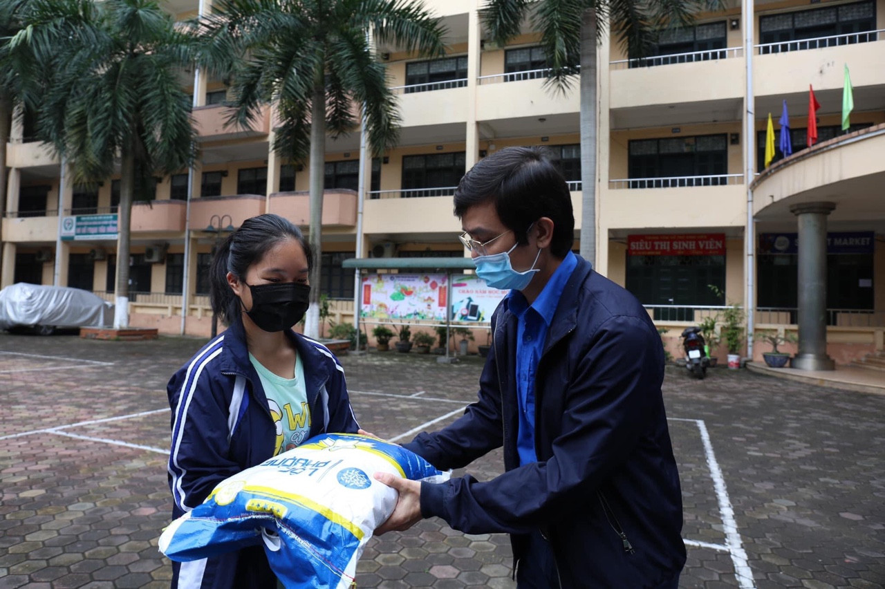 15 tấn gạo ‘san sẻ yêu thương’ với sinh viên có hoàn cảnh khó khăn ảnh 2