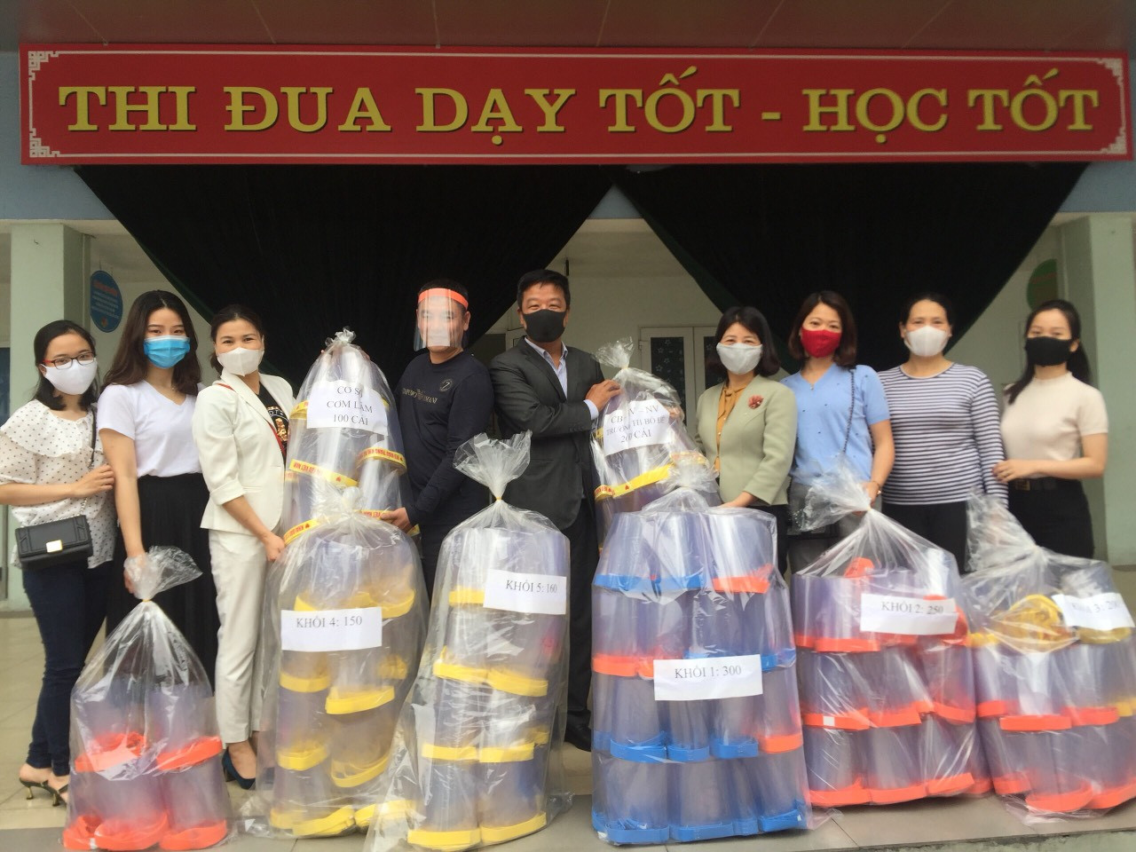 Học sinh lớp 3 kêu gọi cả nhà cùng làm gần 3000 tấm chắn giọt bắn mang đi tặng ảnh 5