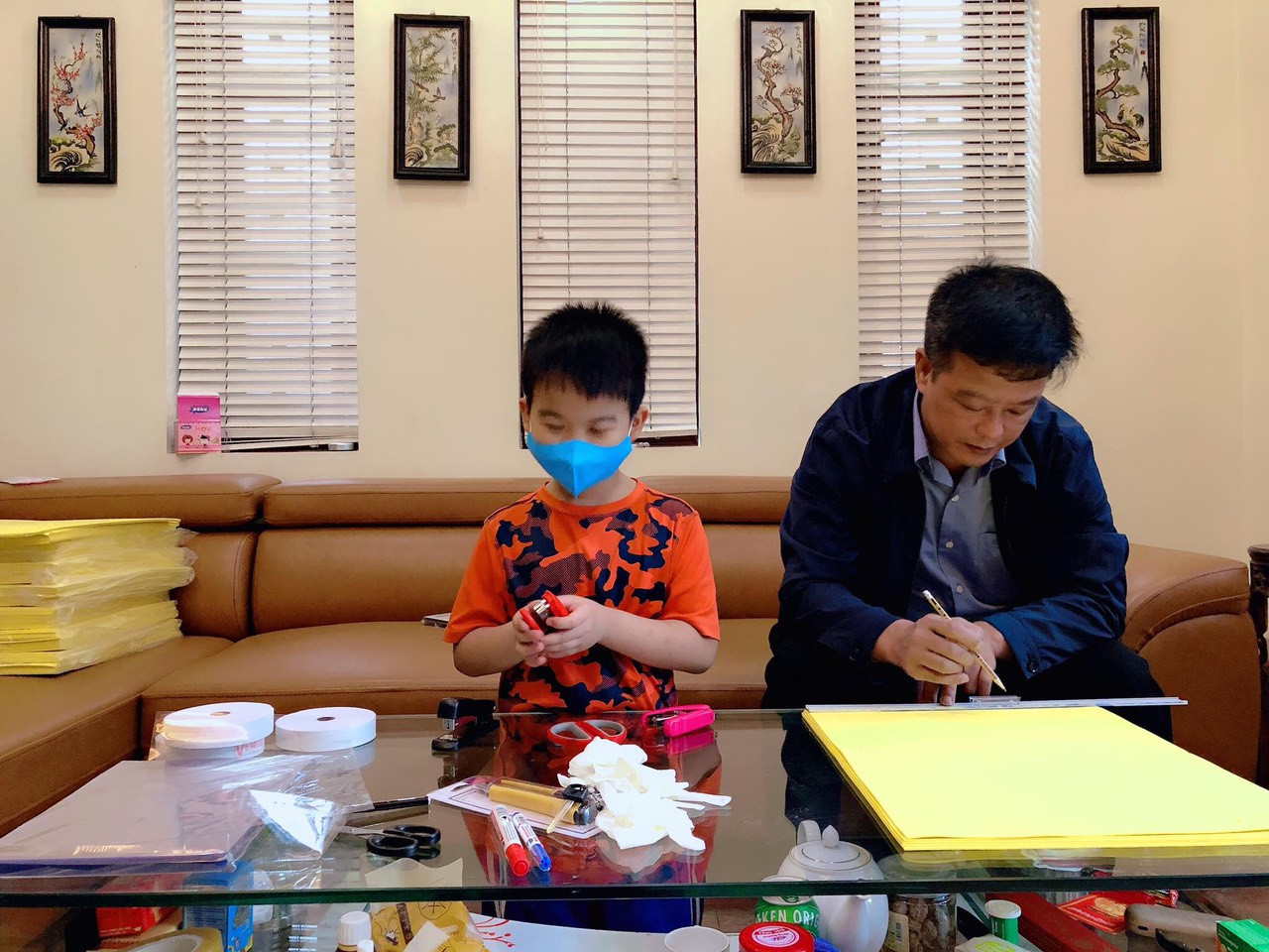 Học sinh lớp 3 kêu gọi cả nhà cùng làm gần 3000 tấm chắn giọt bắn mang đi tặng ảnh 4