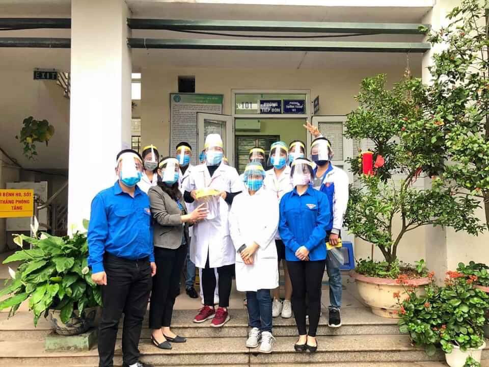 Học sinh lớp 3 kêu gọi cả nhà cùng làm gần 3000 tấm chắn giọt bắn mang đi tặng ảnh 6