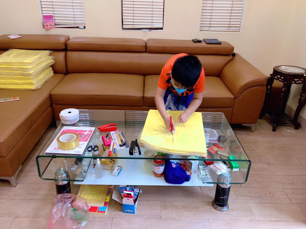 Học sinh lớp 3 kêu gọi cả nhà cùng làm gần 3000 tấm chắn giọt bắn mang đi tặng ảnh 2