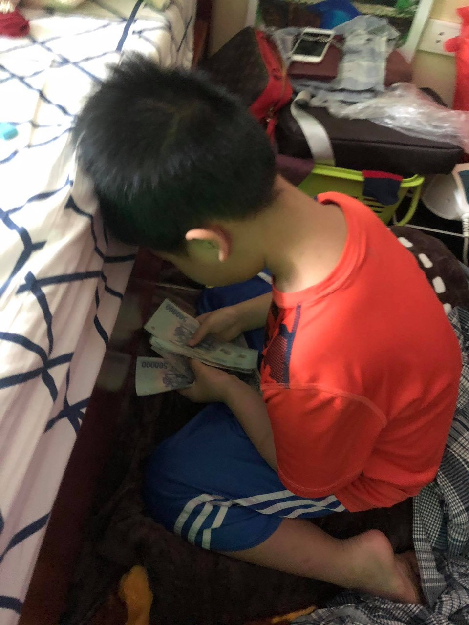 Học sinh lớp 3 kêu gọi cả nhà cùng làm gần 3000 tấm chắn giọt bắn mang đi tặng ảnh 1