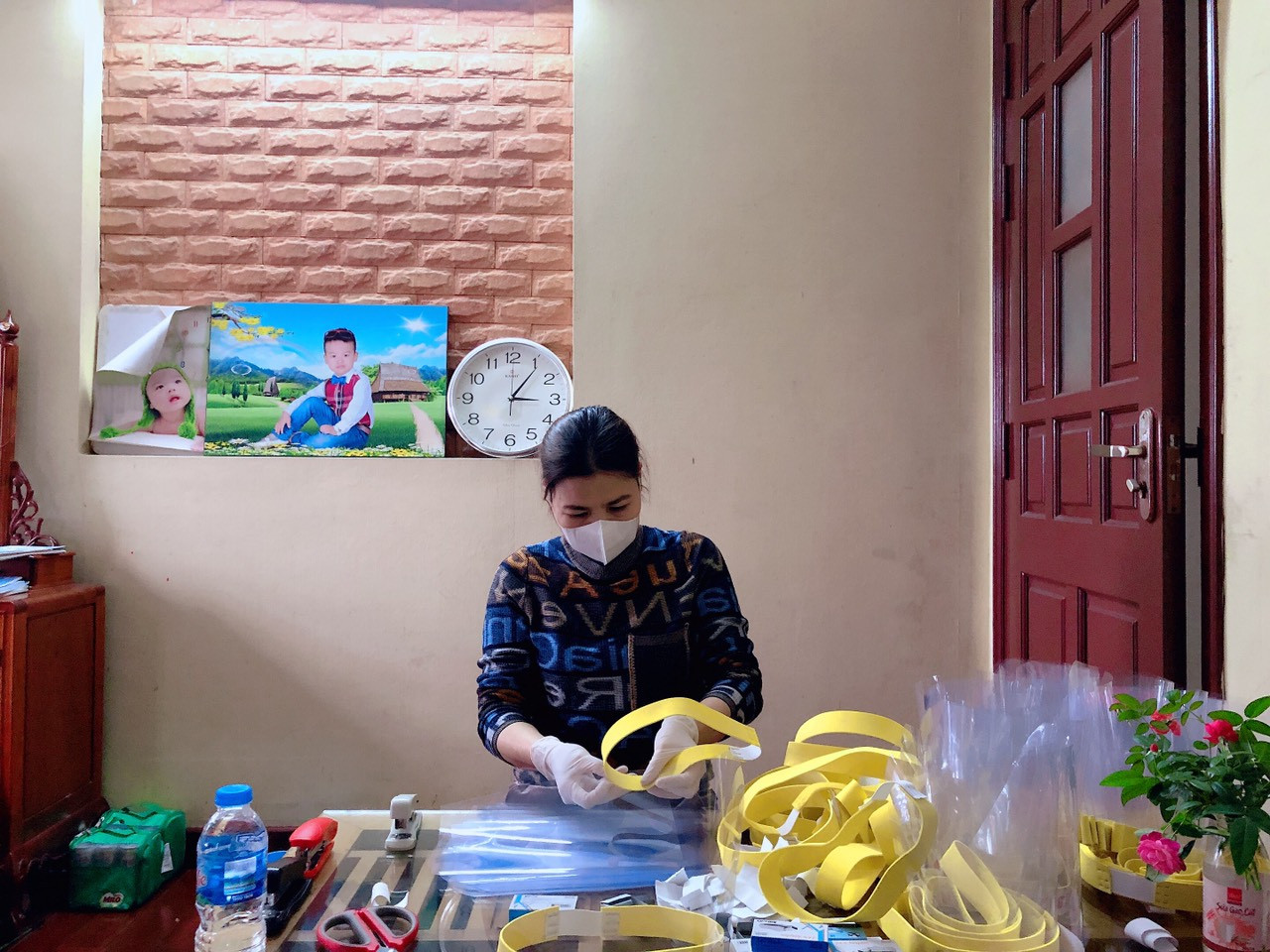 Học sinh lớp 3 kêu gọi cả nhà cùng làm gần 3000 tấm chắn giọt bắn mang đi tặng ảnh 3