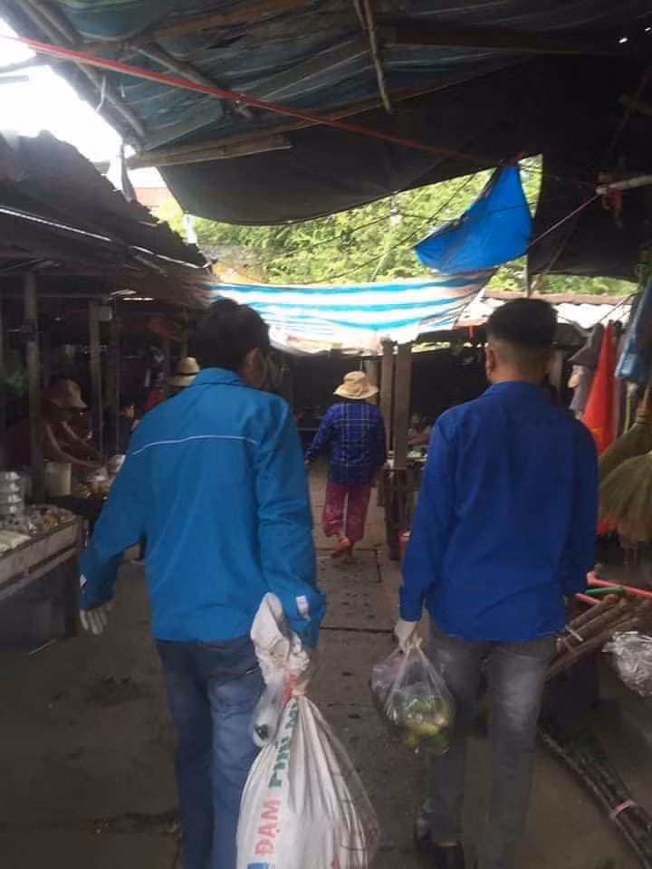 Đội shipper áo xanh đi chợ giúp người dân mùa dịch ảnh 1