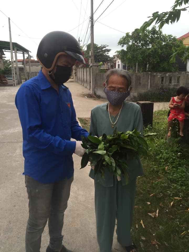 Đội shipper áo xanh đi chợ giúp người dân mùa dịch ảnh 3