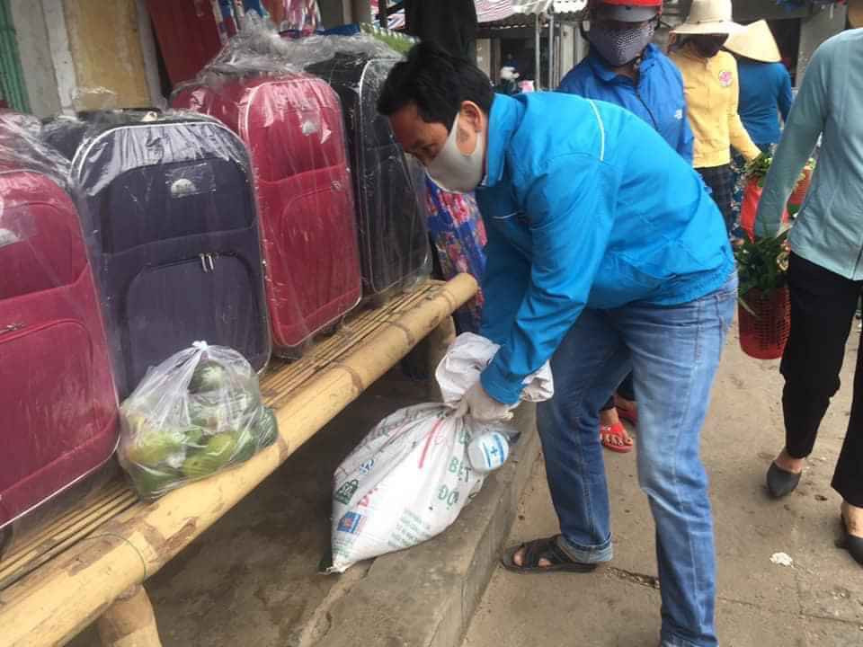 Đội shipper áo xanh đi chợ giúp người dân mùa dịch ảnh 2