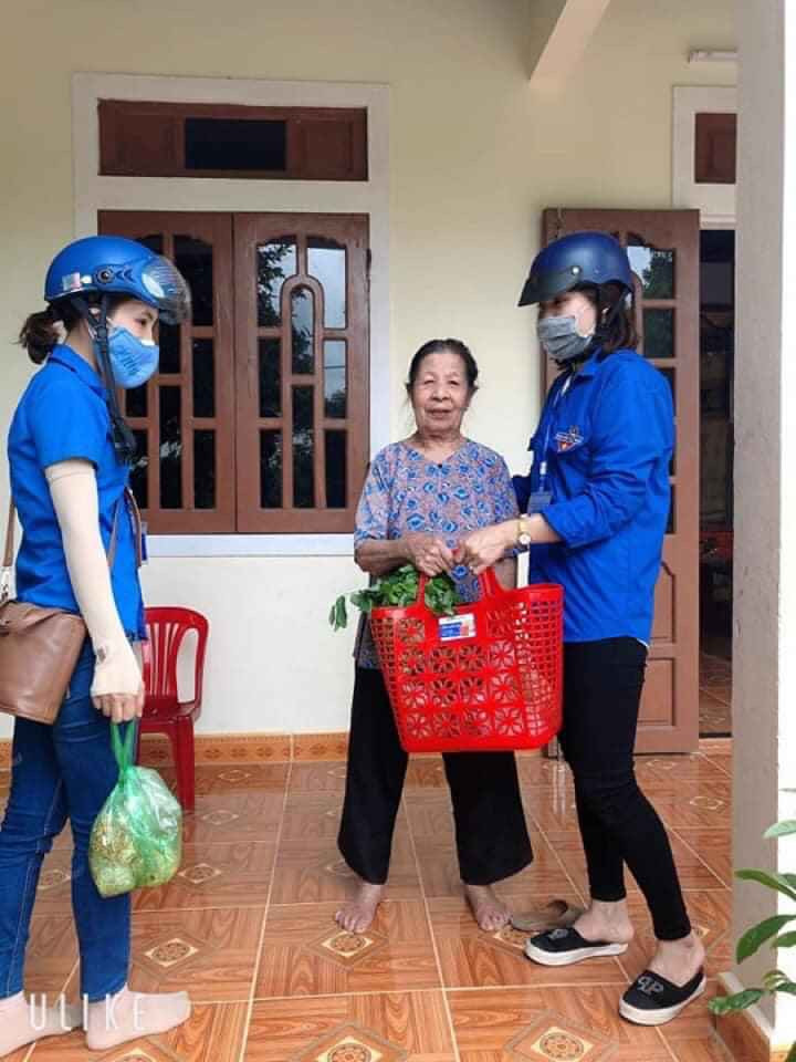 Đội shipper áo xanh đi chợ giúp người dân mùa dịch ảnh 5