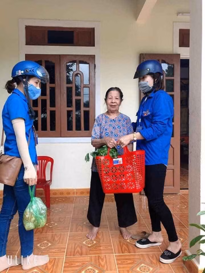 Đội shipper áo xanh đi chợ giúp người dân mùa dịch ảnh 5