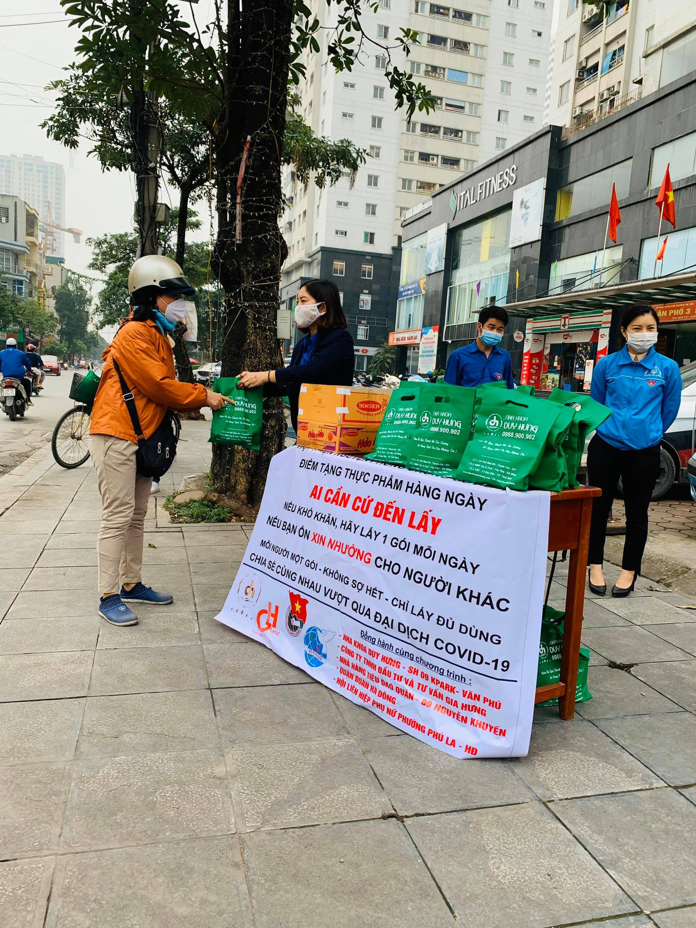 Ấm áp những suất ăn, điểm phát thực phẩm miễn phí của tuổi trẻ Thủ đô ảnh 1