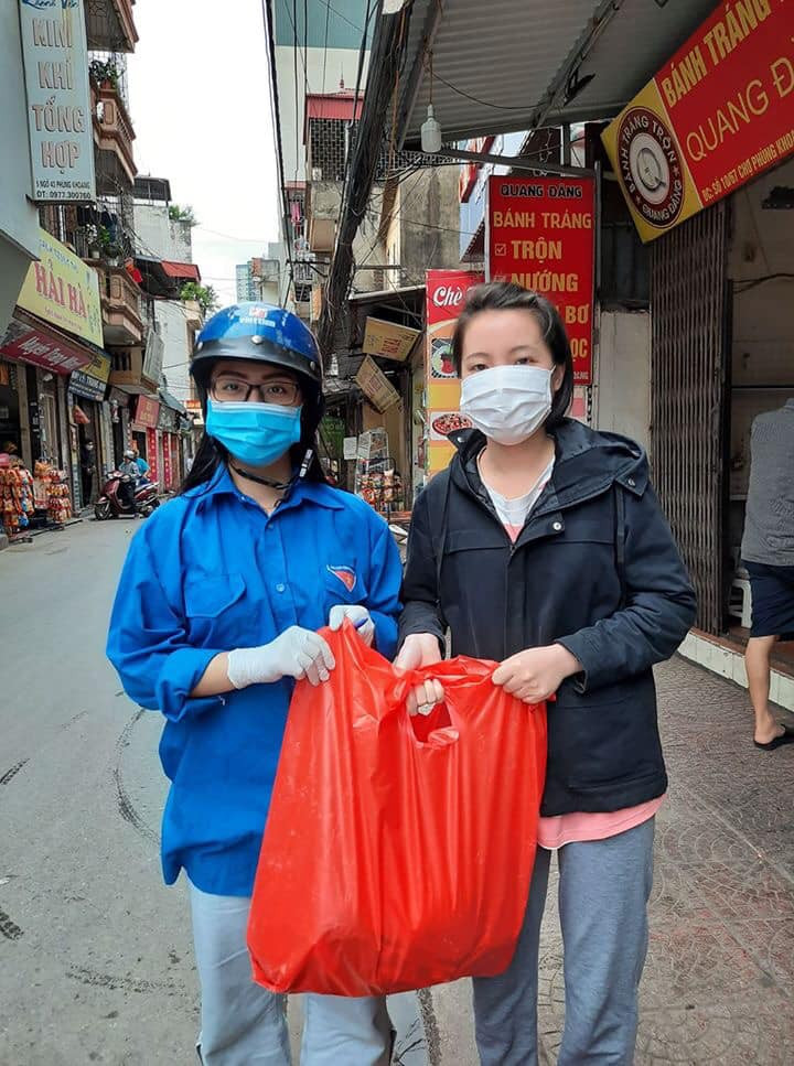 Ấm áp những suất ăn, điểm phát thực phẩm miễn phí của tuổi trẻ Thủ đô ảnh 3