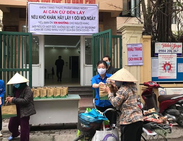 Ấm áp những suất ăn, điểm phát thực phẩm miễn phí của tuổi trẻ Thủ đô ảnh 2