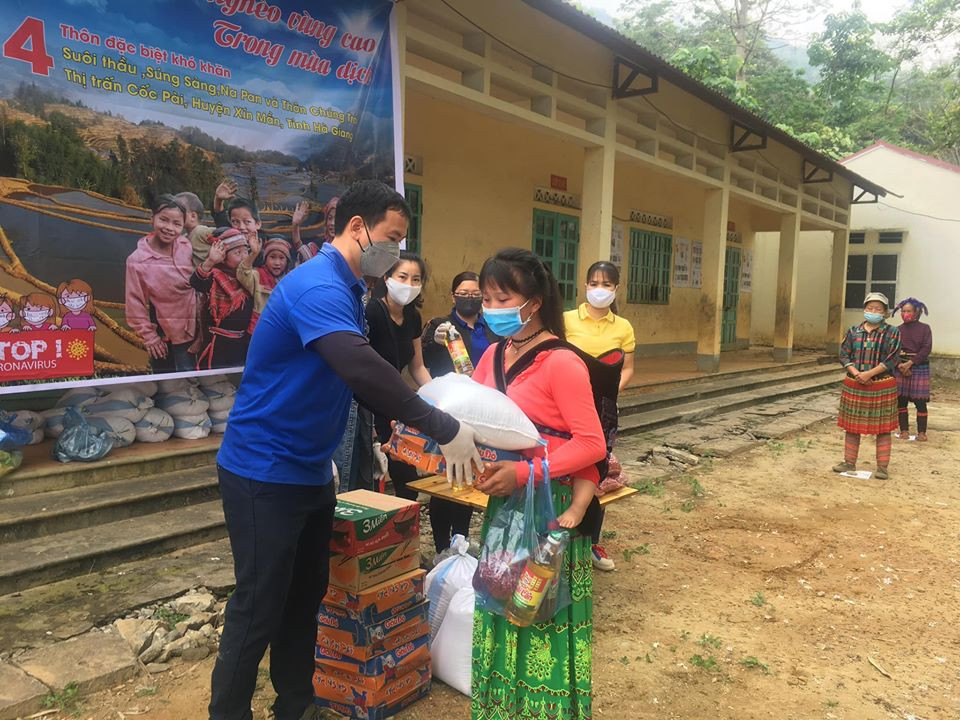 Băng rừng, lội suối mang 300 món quà tiếp sức bà con Xín Mần ảnh 10
