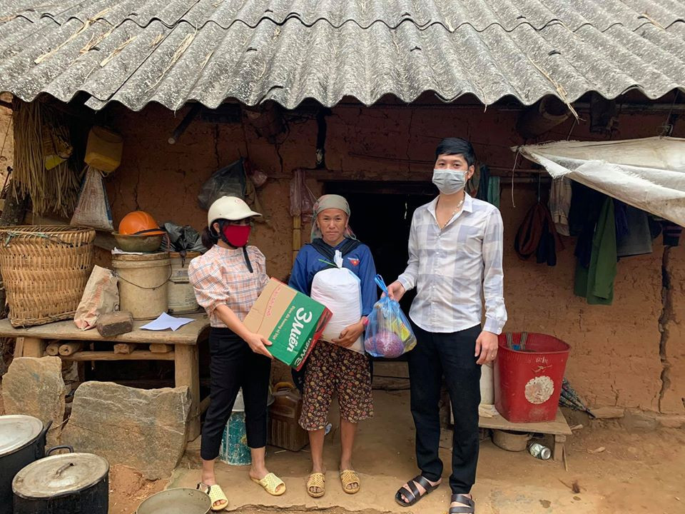 Băng rừng, lội suối mang 300 món quà tiếp sức bà con Xín Mần ảnh 3