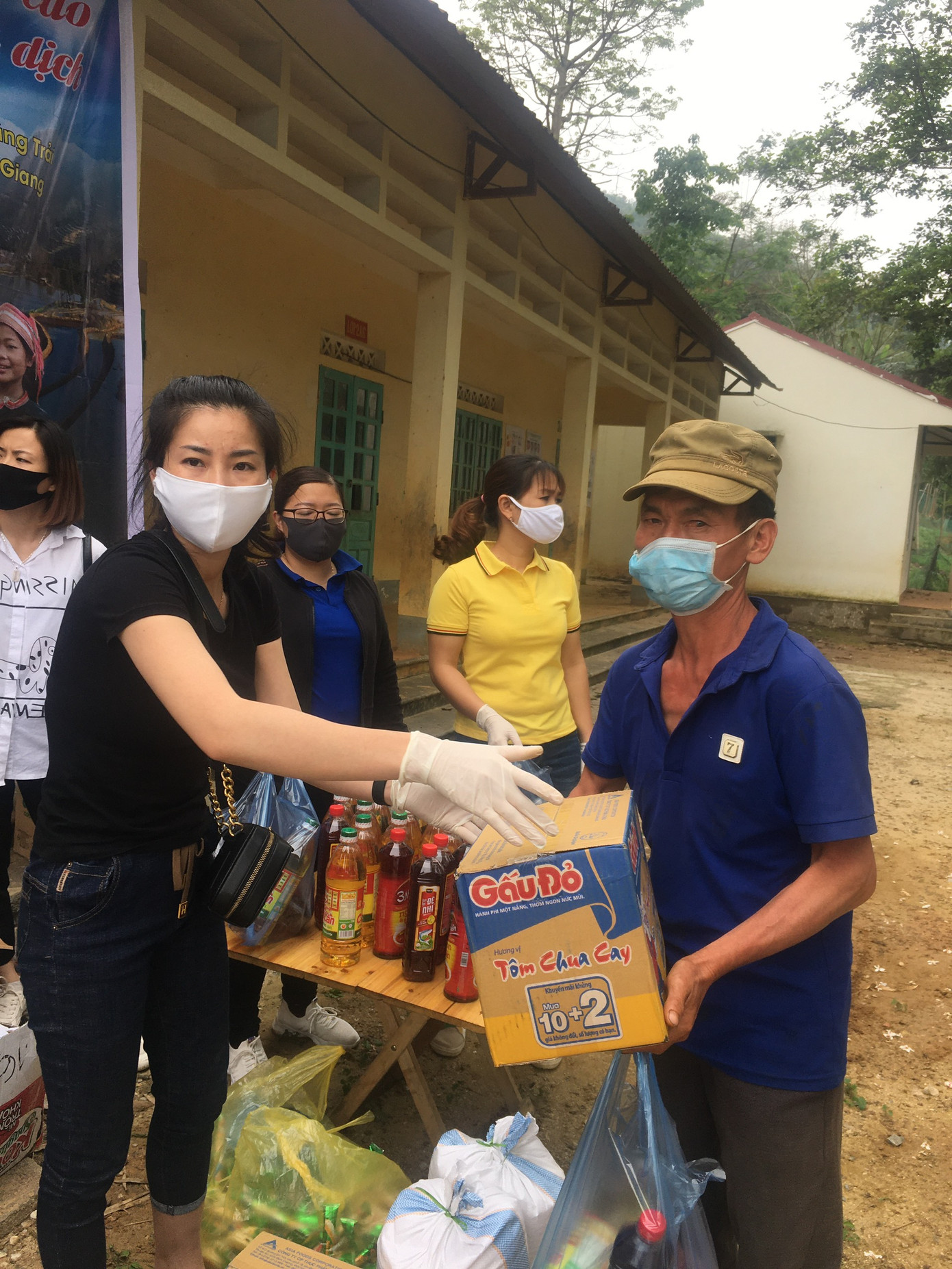 Băng rừng, lội suối mang 300 món quà tiếp sức bà con Xín Mần ảnh 1