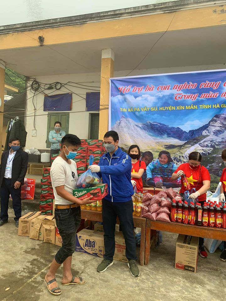 Băng rừng, lội suối mang 300 món quà tiếp sức bà con Xín Mần ảnh 11