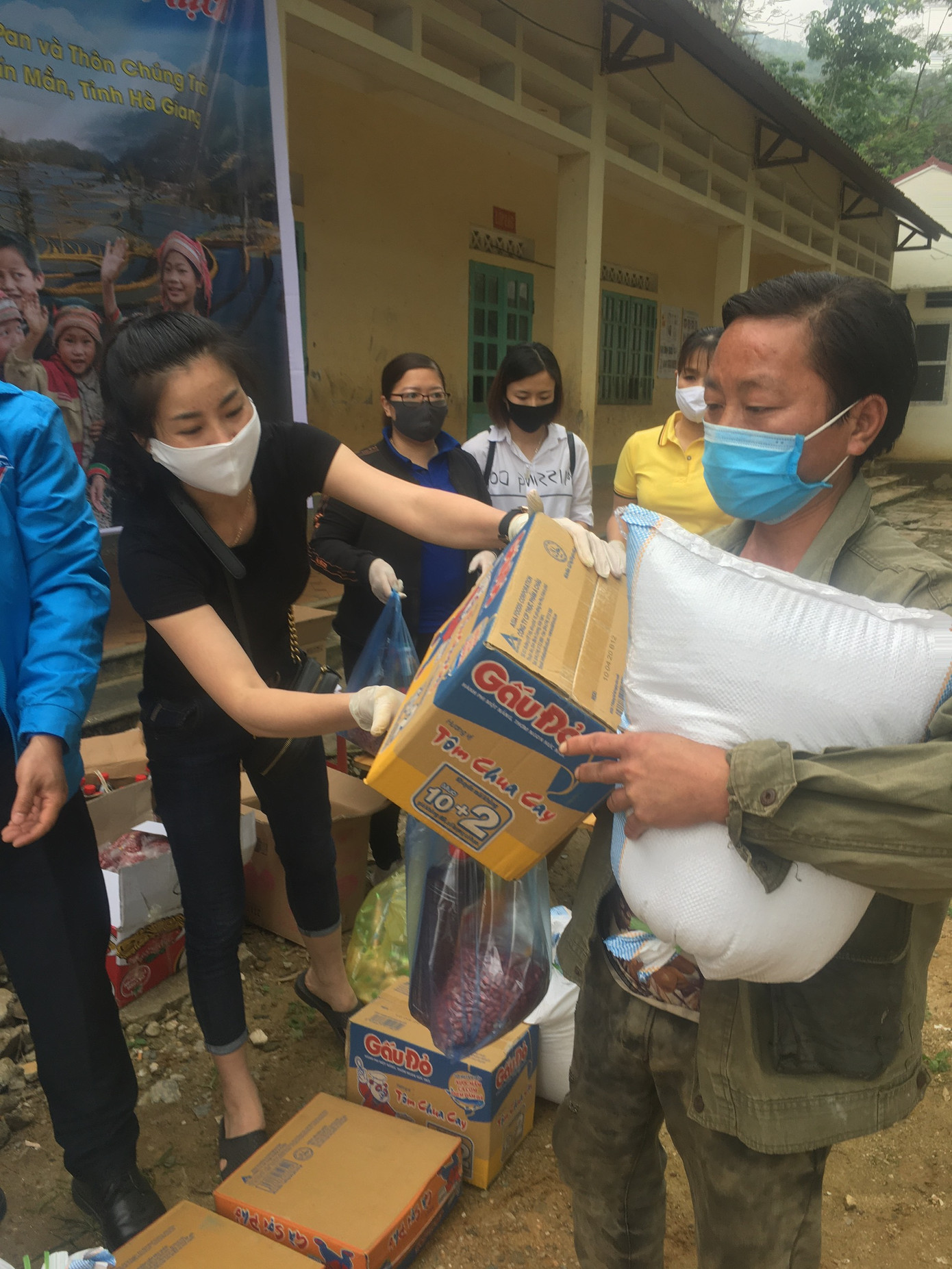 Băng rừng, lội suối mang 300 món quà tiếp sức bà con Xín Mần ảnh 2