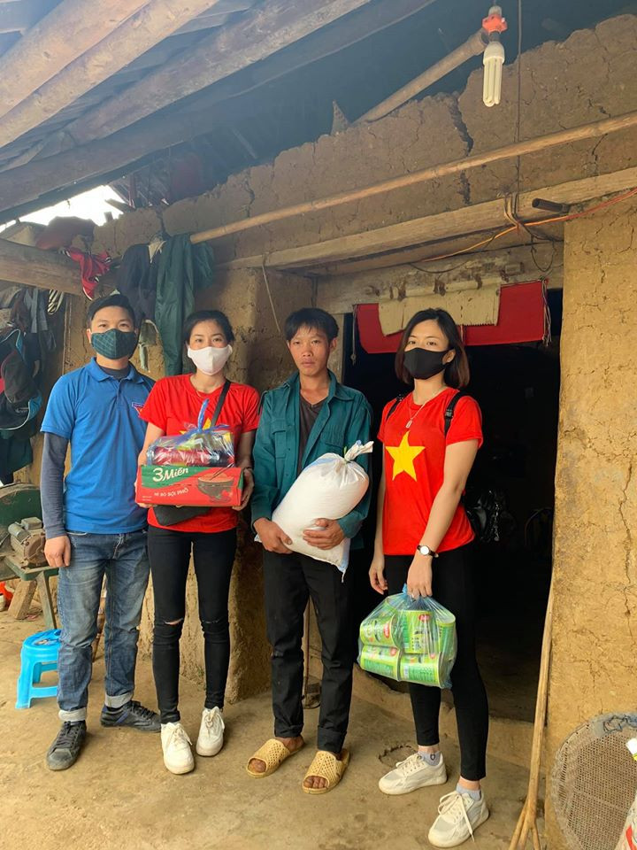 Băng rừng, lội suối mang 300 món quà tiếp sức bà con Xín Mần ảnh 9