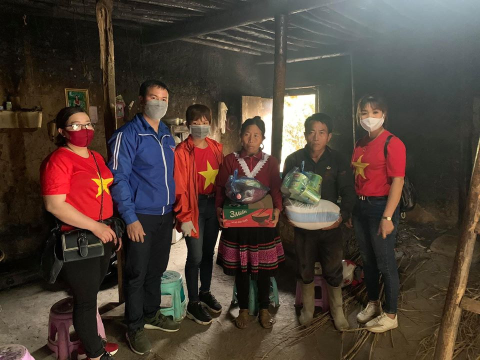 Băng rừng, lội suối mang 300 món quà tiếp sức bà con Xín Mần ảnh 8