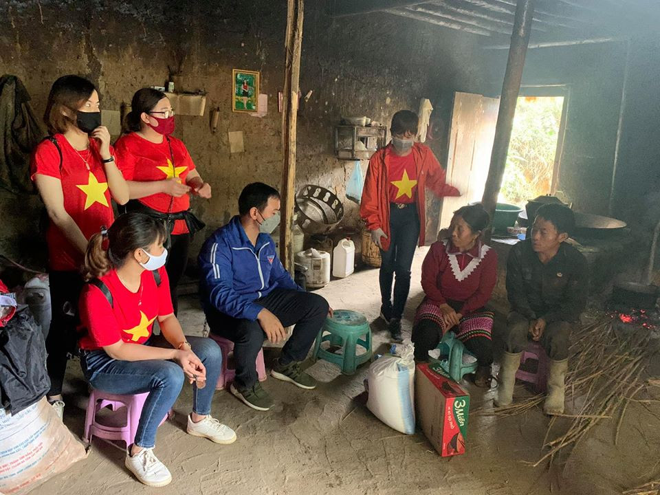 Băng rừng, lội suối mang 300 món quà tiếp sức bà con Xín Mần ảnh 7