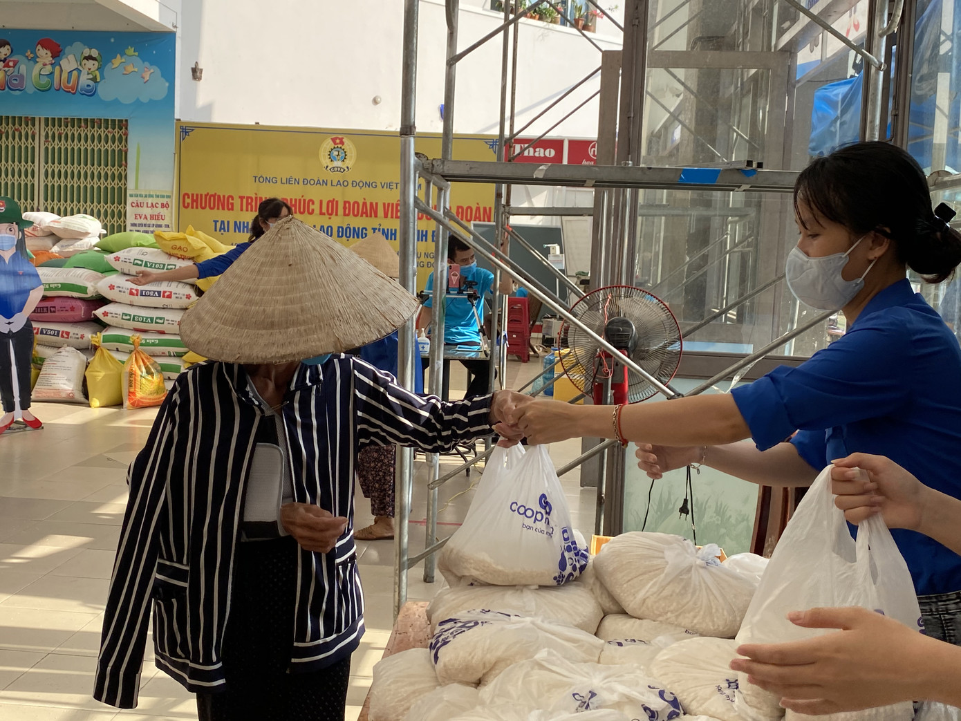 Hơn 49.000 kg, gần 50.000 quả trứng tiếp sức 'ATM gạo' Bình Định ảnh 2