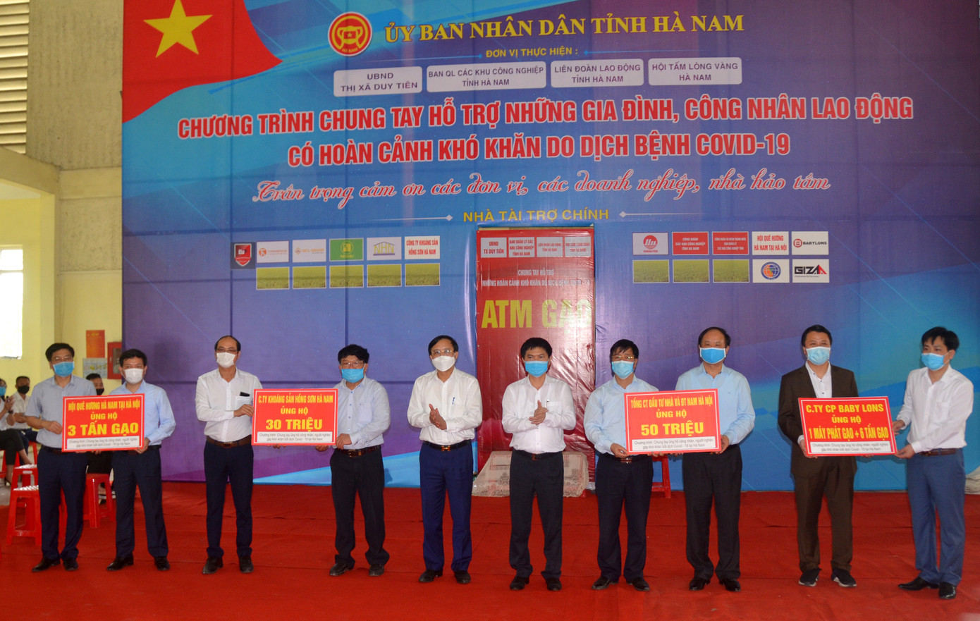 Khởi động ATM rút gạo ‘bằng chân’ đầu tiên ở Hà Nam tiếp sức công nhân, người nghèo ảnh 1