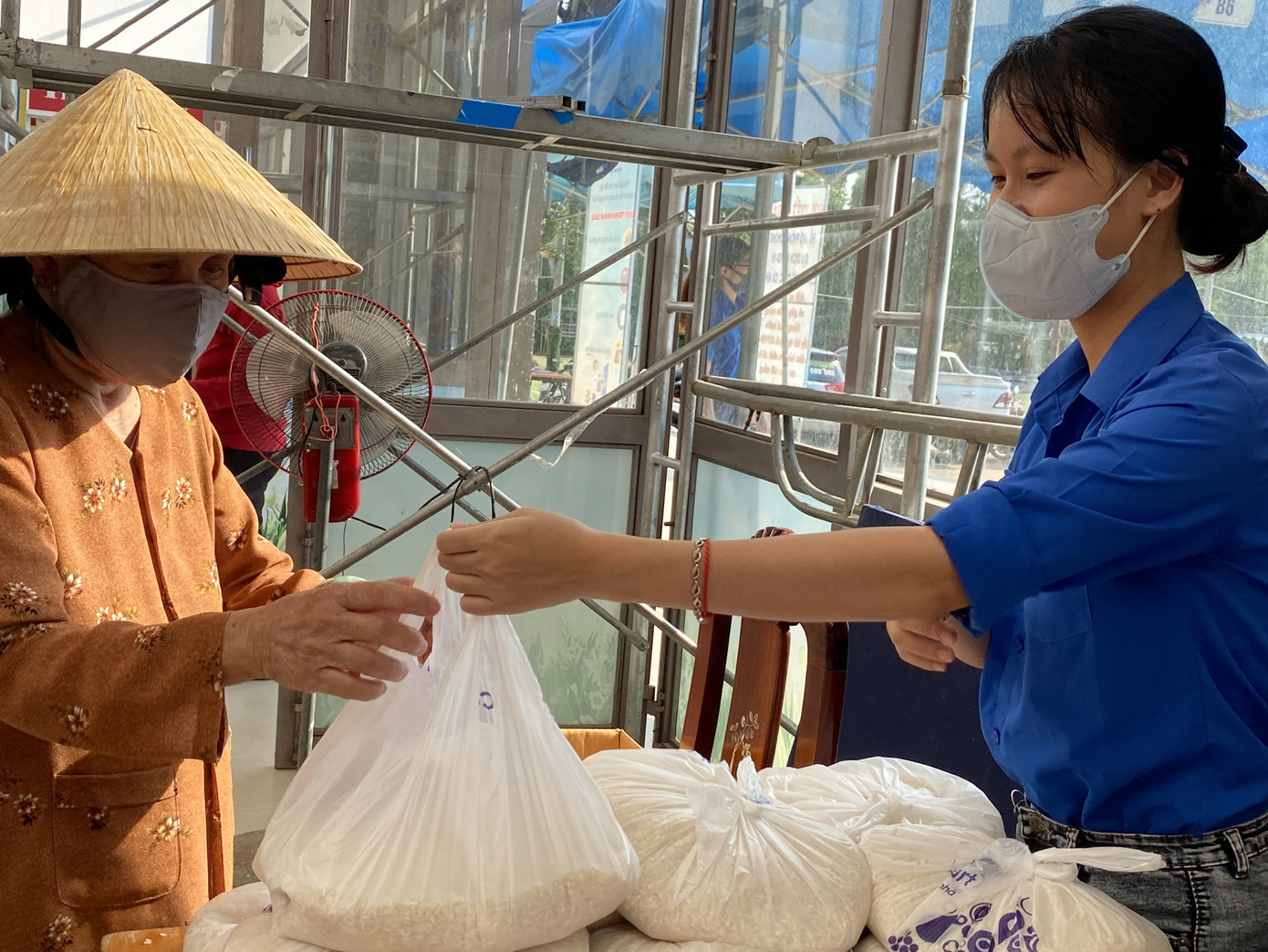 Những tình nguyện viên trẻ đầy nhiệt huyết tại 'ATM gạo' ảnh 11 Những tình nguyện viên trẻ đầy nhiệt huyết tại 'ATM gạo' ảnh 11