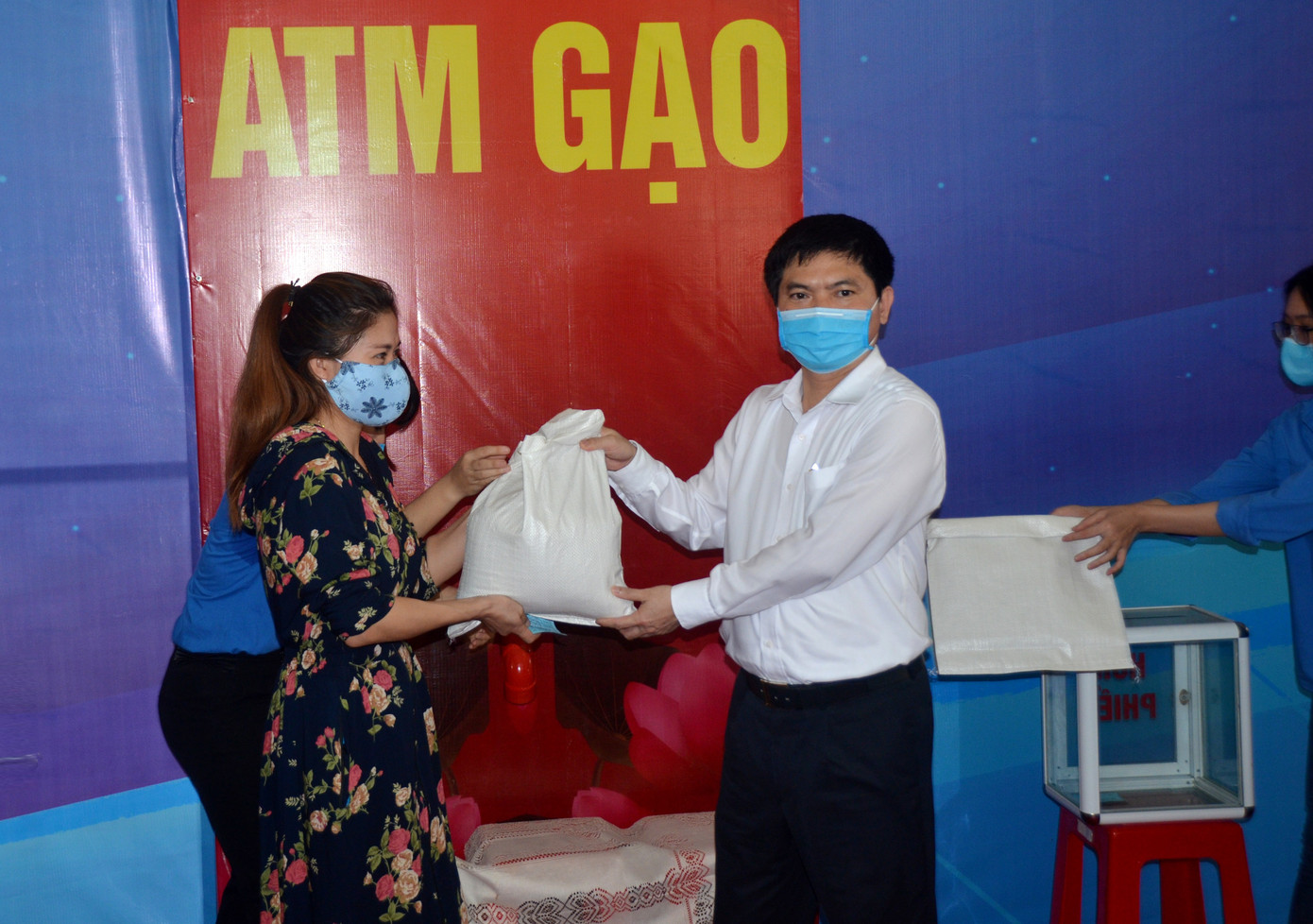 Khởi động ATM rút gạo ‘bằng chân’ đầu tiên ở Hà Nam tiếp sức công nhân, người nghèo ảnh 2