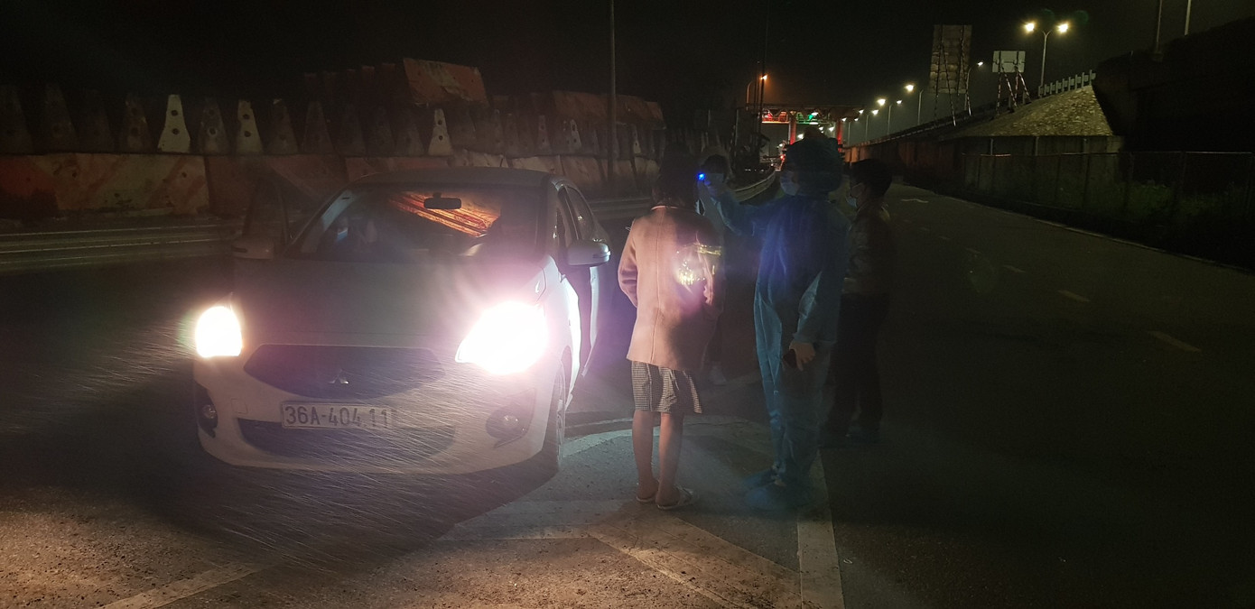 Áo xanh tình nguyện trực xuyên đêm nơi cửa ngõ Thủ đô ảnh 2