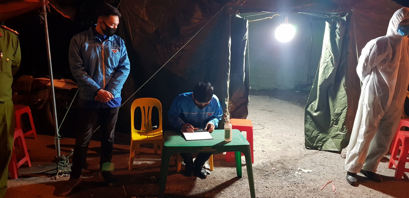 Áo xanh tình nguyện trực xuyên đêm nơi cửa ngõ Thủ đô ảnh 1