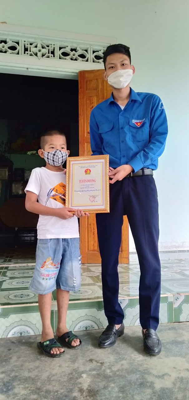 Học sinh lớp 3 đi trông em lấy tiền mua quà tặng khu cách ly: Con muốn làm việc tốt ảnh 2