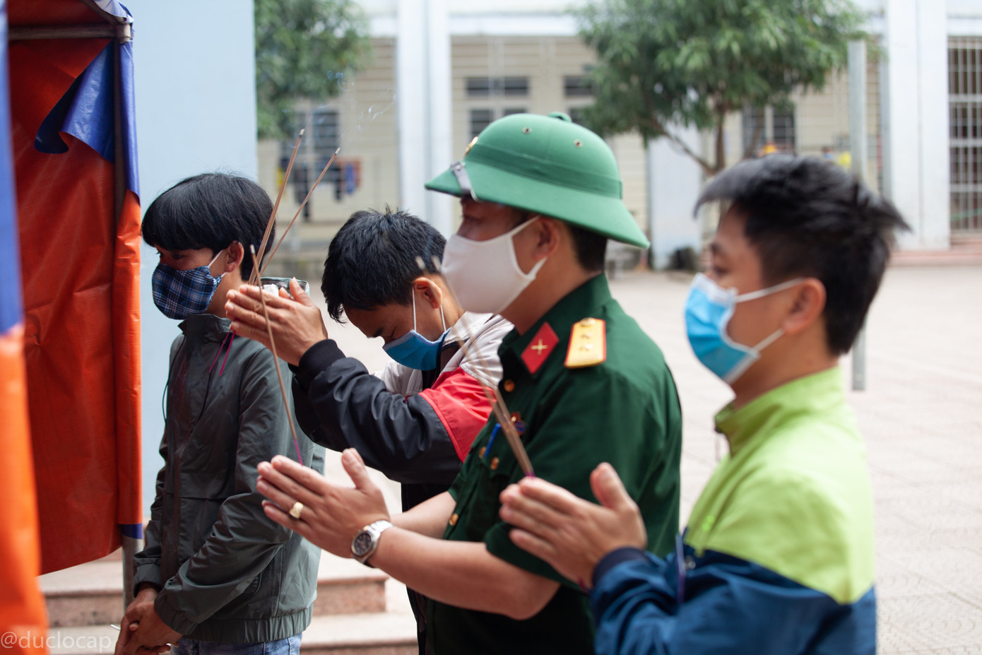 Cha mất, nam thanh niên chít khăn tang viếng cha trong khu cách ly tập trung ảnh 1