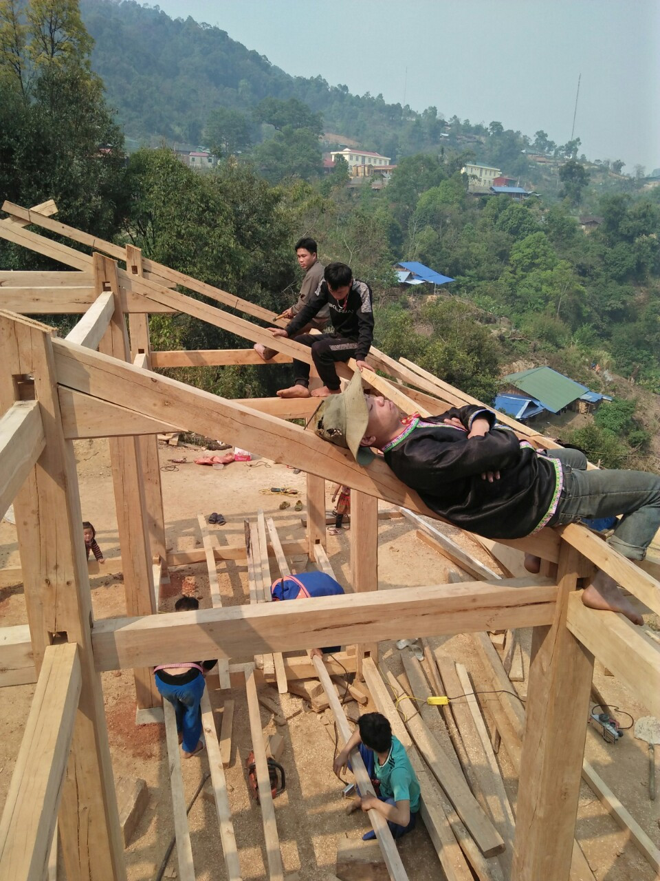 Cậu học trò ở lán, đào củ bán lấy tiền mua thẻ điện thoại để học trực tuyến ảnh 6